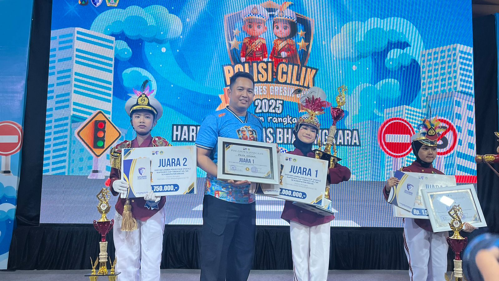 GRESSMALL JADI TUAN RUMAH POLISI CILIK